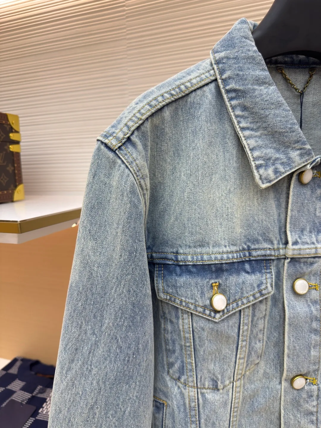 LOUIS VUITTON patch letter denim jacket ●Authentic product: purchased and developed for 16700 ●Item number: 1680028-B35 ●Fabric: denim fabric ●Technology: washed production ●Version: fitted version ●Weight: about 1050 grams ●Size: 46-48-50-52 ●Description: Letters gold gold thread embroidered denim Brand presbyopia logo iconic pattern It has a strong street American style and is very chic. The whole piece is still the same loose version as always, which hides the flesh. The regular denim lapel design gives people a smart and generous look. Customized logo buttons and leather labels come with a full set of accessories. It is cool, stylish and fairy-like. It is also an absolute C-position piece and is highly recommended!  Very heavy work, exquisite details, special washing process, multiple washings can show the same perfect washing color effect as the original. The overall wiring is straight and delicate, the fabric is comfortable and soft, and the color is consistent without color difference. It can be matched with the same style to create a fashionable look and control various occasions. Customized accessories, complete with three standards, same style for men and women!